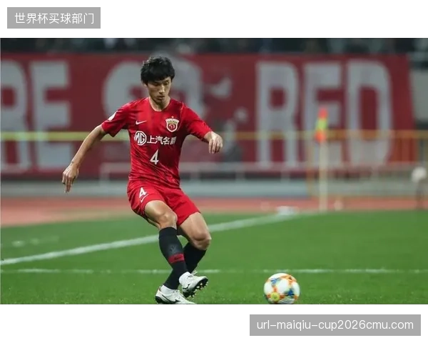 中卫阿格德的正面防守能力是后防线的关键支柱。
